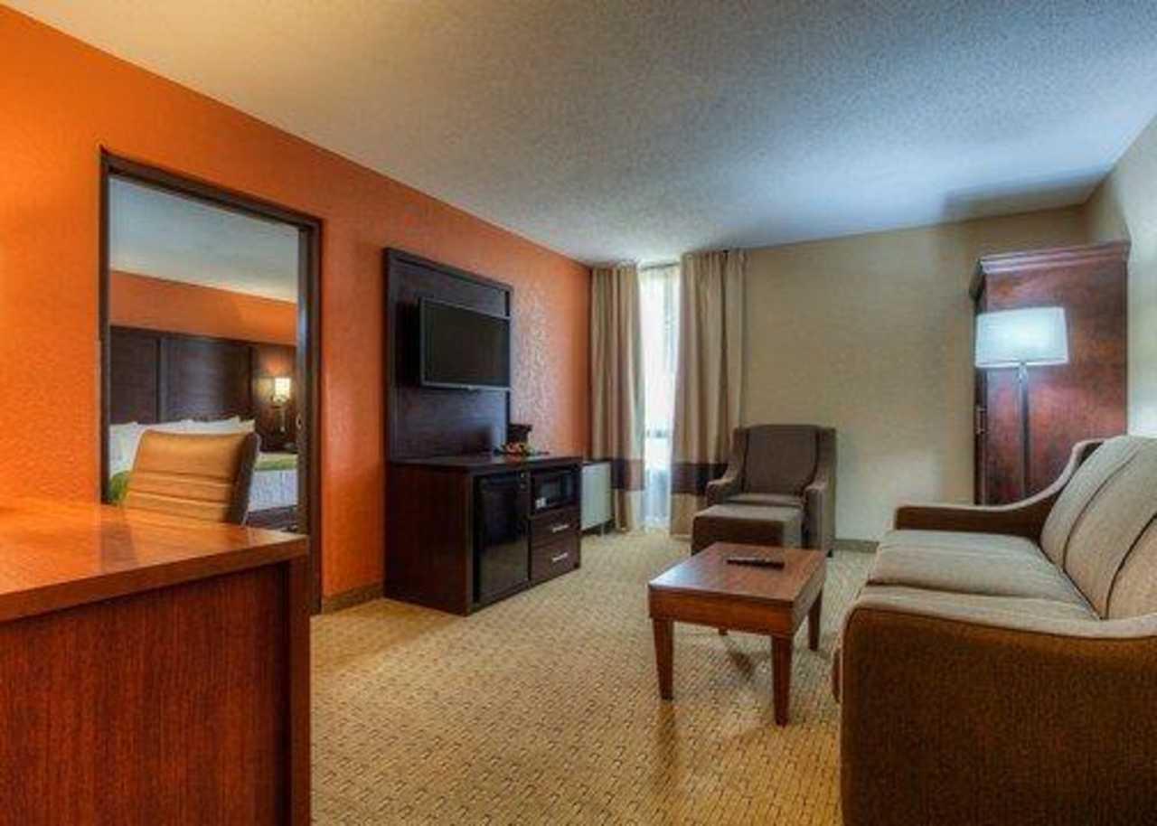 Comfort Inn & Suites Evansville Airport Bagian luar foto
